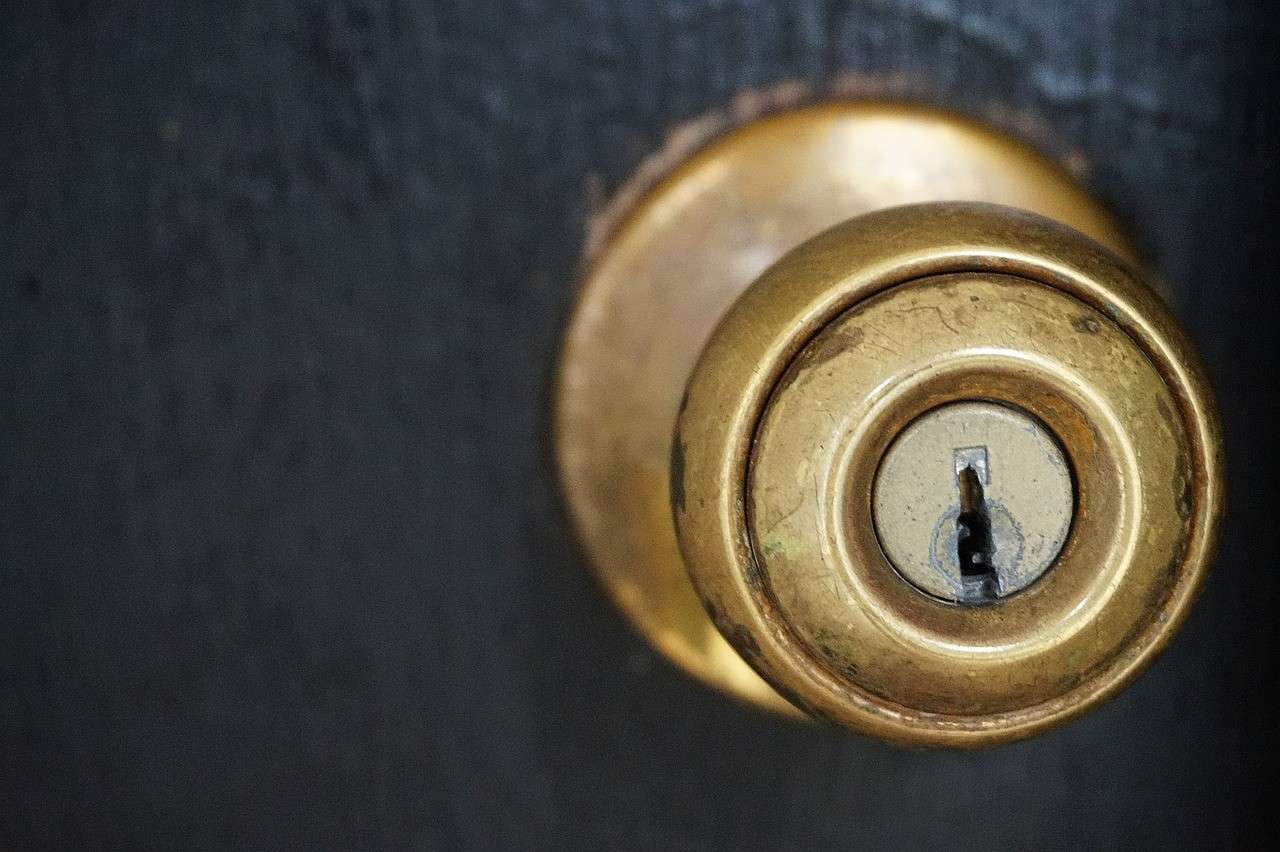 wobbly door knobs